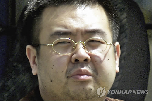 (나리타 공항[일본] AP=연합뉴스) 김정은 북한 국무위원장의 이복형 김정남이 지난 2001년 5월 4일 일본 나리타 공항에서 사진 기자의 카메라에 포착된 모습.