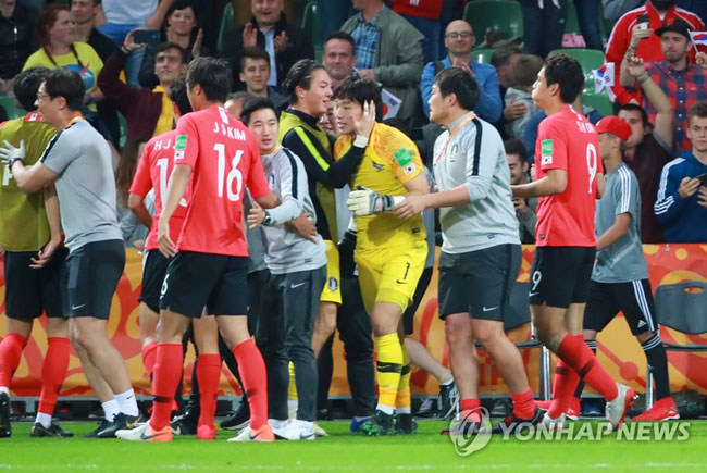 (비엘스코-비아와[폴란드]=연합뉴스) 8일 오후(현지시간) 폴란드 비엘스코-비아와 경기장에서 열린 2019 국제축구연맹(FIFA) 20세 이하(U-20) 월드컵 8강 한국과 세네갈전의 경기. 승부차기 접전 끝에 4강 진출을 확정한 U-20 대표팀 이광연 골키퍼(가운데)가 최민수 등 팀 동료들과 포옹하며 기뻐하고 있다.