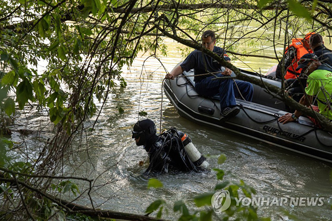 (부다페스트 EPA=연합뉴스) 헝가리 부다페스트 다뉴브강에서 유람선 ‘허블레아니’ 침몰사고가 발생한 지 열흘째인 7일(현지시간) 침몰장소 하류 지역인 두너우이바로시 인근에서 구조대원들이 실종자 수색작업을 벌이고 있다.