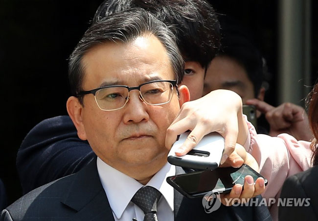 (서울=연합뉴스) 1억6천만원대 뇌물수수·성접대 혐의를 받는 김학의 전 법무부 차관이 16일 오후 서울 서초구 서울중앙지법에서 열린 구속 전 피의자 심문(영장실질심사)을 마치고 법원을 나서고 있다. 2019.5.16