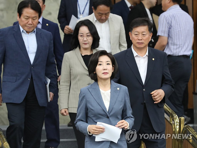 (서울=연합뉴스) 이진욱 기자 = 자유한국당 나경원 원내대표가 7일 국회에서 열린 원내대책회의에 들어서고 있다. 2019.6.7