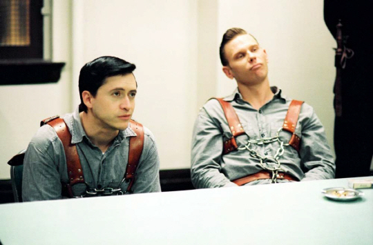 카포티는 사형을 앞둔 페리(왼쪽)와 딕의 면회를 가서 페리에게 깊은 연민을 느낀다.