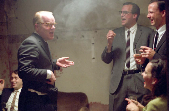 영화 ‘카포티’의 한 장면. 카포티(필립 시모어 호프먼·왼쪽)는 어디서나 재치 있는 입담으로 청중을 사로잡았지만 평생 외로움과 싸우며 집필해야 했다.