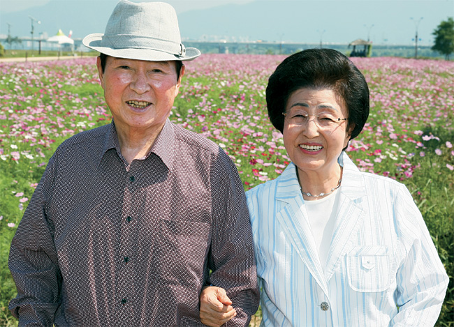 김대중 전 대통령과 부인 이희호 여사가 김 전 대통령 서거 11개월 전인 지난 2008년 9월 경기 구리시 한강 둔치를 찾아 활짝 핀 코스모스를 배경으로 기념 촬영을 했다. 이 여사는 10일 오후 97세를 일기로 별세했다.  연합뉴스