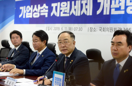 홍남기(오른쪽 두 번째) 부총리 겸 기획재정부 장관이 11일 오전 서울 영등포구 국회의원회관에서 열린 가업상속 지원세제 개편방안 당정협의에서 발언하고 있다.