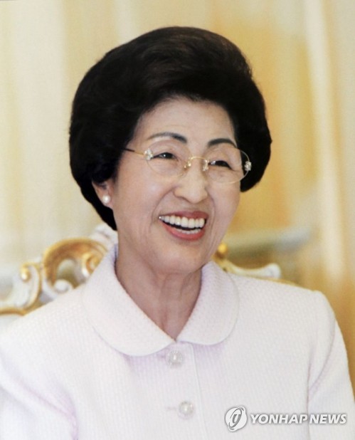 (서울=연합뉴스) 고(故) 김대중 전 대통령 부인 이희호 여사가 10일 별세했다. 향년 97세. 이 여사는 그간 노환으로 신촌 세브란스 병원에 입원해 치료받아 왔다. 1922년 태어난 이 여사는 대표적 여성운동가로 활동하다 1962년 고 김 전 대통령과 결혼해 정치적 동지로서 격변의 현대사를 함께했다. 2019.6.11 [김대중평화센터 제공]