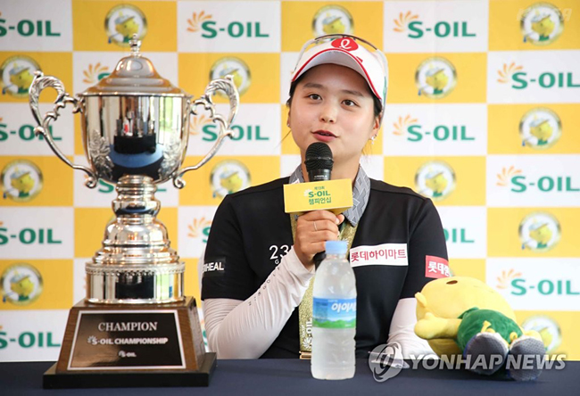 (서울=연합뉴스) 9일 제주시 엘리시안 제주CC에서 열린 ‘제13회 에쓰오일 챔피언십’에서 우승을 차지한 최혜진이 우승소감을 밝히고 있다. 2019.6.9 [KLPGA 제공]