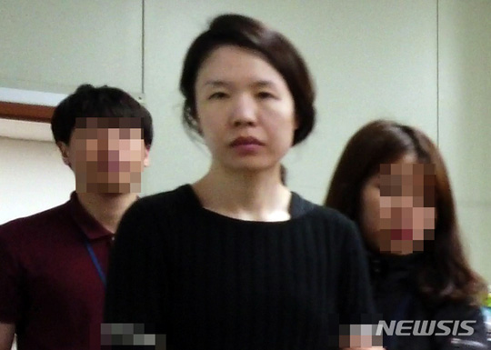 【제주=뉴시스】신상공개가 결정된 ‘전 남편 살해’ 피의자 고유정(36·여)이 지난 7일 오후 제주 동부경찰서에서 조사를 받기 위해 진술녹화실로 이동하고 있다. 2019.06.07.