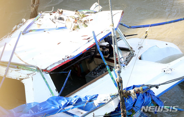 【부다페스트(헝가리)=뉴시스】11일 오전(현지시각) 헝가리 부다페스트 다뉴브강 유람선 침몰 사고현장에서 대한민국 정부 합동 신속대응팀과 헝가리 인양 관계자가 함께 선체 인양을 하고 있다.