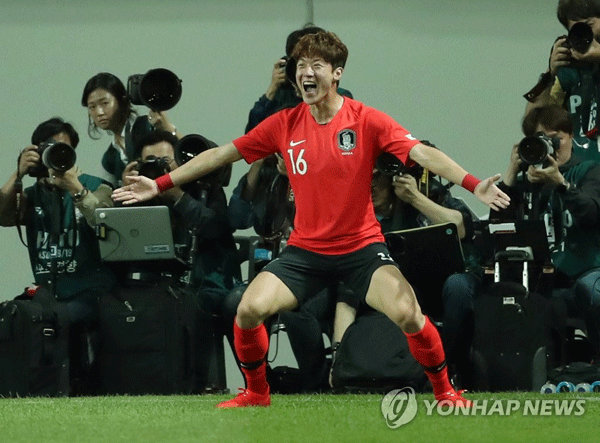 (서울=연합뉴스) 11일 오후 서울월드컵경기장에서 열린 축구대표팀 한국과 이란의 평가전. 황의조가 골을 넣은 뒤 기뻐하고 있다.