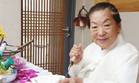 <우리 시대 무형문화재를 찾아>천연염료 잎·송화 꽃가루… “비단꽃에 벌·나비가 날아들죠”