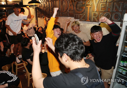 (경산=연합뉴스) U-20 월드컵 4강전이 열린 12일 경일대학교 앞 한 호프집에서 단체응원에 나선 학생들이 선제골이 터지는 순간 환호하고 있다. 2019.6.12