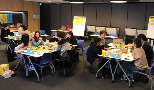 <기업문화 혁신으로 글로벌 1등 굳힌다>외부 강사 초빙 ‘트렌드 통찰력’ 습득… 社內선 콘퍼런스 통해 전문지식 공유