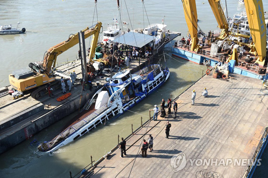 (부다페스트 AFP=연합뉴스) 헝가리 부다페스트 다뉴브강에서 11일(현지시간) 대형 크레인 클라크 아담이 침몰한 유람선 허블레아니호를 물 위로 인양하고 있다.