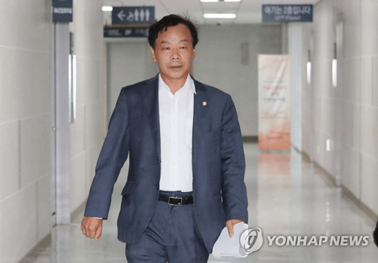 (서울=연합뉴스) 정치자금법 위반과 무고 혐의로 기소된 자유한국당 이완영 의원이 13일 상고심 판결을 앞두고 국회 의원회관을 나서고 있다.