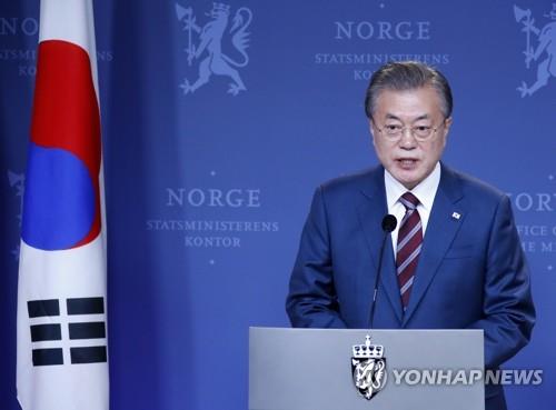 (오슬로=연합뉴스) 노르웨이를 국빈 방문 중인 문재인 대통령이 13일 오전(현지시간) 오슬로 총리관저에서 에르나 솔베르그 총리와 공동기자회견을 하고 있다. 2019.6.13