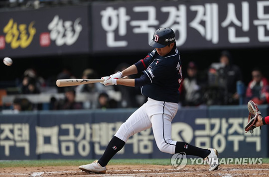 (서울=연합뉴스) 14일 서울 잠실야구장에서 열린 프로야구 LG와 두산의 경기. 3회 초 2사 상황에서 두산 정수빈이 2루타를 치고 있다. 2019.4.14