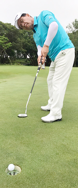 김오차 세일장학재단 이사장이 지난 7일 제주 블랙스톤골프클럽 챔피언전 이틀째 경기에 앞서 연습그린에서 퍼팅연습을 하고 있다.