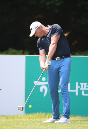 ‘장타왕’ 팀 버크(미국)가 13일 경기 용인시 88 컨트리클럽 서코스에서 열린 한국프로골프(KPGA) 코리안투어 KEB하나은행 인비테이셔널 1라운드 9번 홀에서 드라이버 티샷을 날리고 있다.  연합뉴스