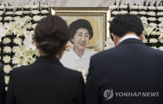 (서울=연합뉴스) 11일 서울 서대문구 신촌 세브란스병원 장례식장에 마련된 이희호 여사의 빈소 모습. 이 여사는 지난 10일 오후 노환으로 별세했다. 2019.6.11