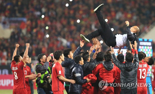 ‘박항서 매직’ 스즈키컵 우승 헹가래 [VNA=연합뉴스 자료 사진]