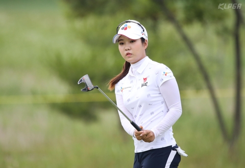 퍼트를 한 뒤 볼을 지켜보는 장은수.[KLPGA 제공]
