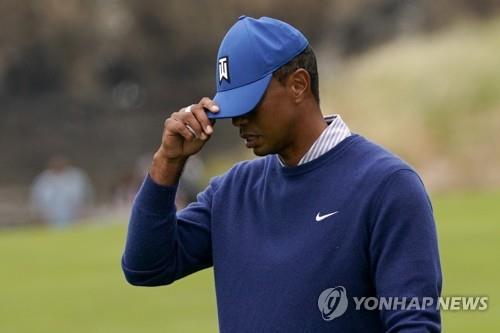 고개 숙인 타이거 우즈. [AP=연합뉴스]