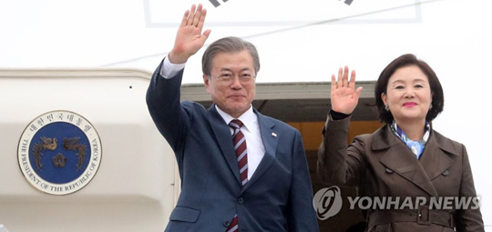 (스톡홀름=연합뉴스) 북유럽 순방 중인 문재인 대통령과 김정숙 여사가 14일 오후(현지시간) 스웨덴 스톡홀름 알란다 국제공항에 도착해 손을 흔들고 있다. 2019.6.14
