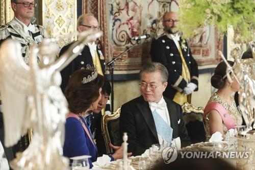 (스톡홀름=연합뉴스) 스웨덴을 국빈 방문한 문재인 대통령이 14일 오후(현지시간) 스톡홀름 왕궁에서 국빈만찬 중 실비아 왕비와 대화하고 있다. 2019.6.15