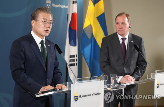 (스톡홀름=연합뉴스) 스웨덴을 국빈방문 중인 문재인 대통령이 15일(현지시간) 오전 살트셰바덴 그랜드 호텔에서 스테판 뢰벤 총리와 공동기자회견을 하고 있다. 이 호텔은 1938년 스웨덴 노사 대타협을 이룬 ‘살트셰바덴 협약’체결 장소로 유명하다. 2019.6.15