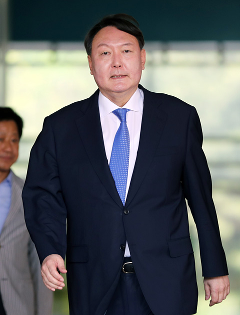 문재인 대통령이 신임 검찰총장 후보자로 지명한 윤석열 서울중앙지검장이 17일 오전 서초구 서울중앙지검 청사를 나서고 있다. 연합뉴스