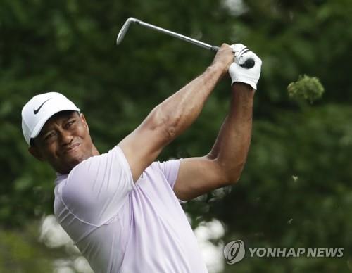 우즈의 아이언샷.[AP=연합뉴스]
