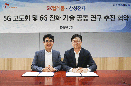SK텔레콤과 삼성전자는 17일 경기도 성남시 SK텔레콤 ICT기술센터에서 5G 고도화 및 6G 진화 기술 공동 연구 추진을 위한 업무협약을 체결했다. 사진은 업무협약식에 참석한 박진효 SK텔레콤 ICT기술센터장(왼쪽)과 전재호 삼성전자 네트워크사업부 개발팀장. SK텔레콤 제공