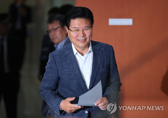 (서울=연합뉴스)  자유한국당 홍문종 의원이 18일 여의도 국회 정론관에서 탈당 기자회견을 위해 입장 하고 있다. 2019.6.18