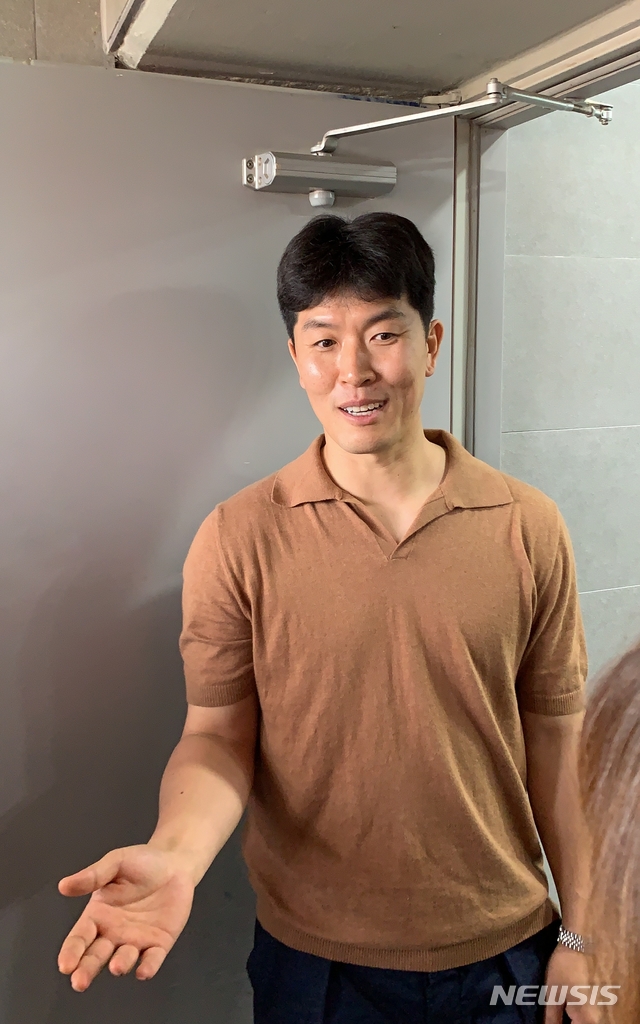 【광주=뉴시스】 김병현이 18일 광주-기아 챔피언스 필드에서 취재진과 이야기를 나누고 있다. 2019.06.18
