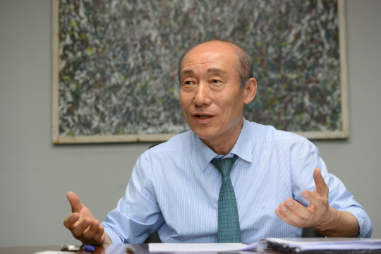 재정·연금 분야 전문가인 김원식 건국대 경제통상학과 교수가 지난 14일 서울 중구 새문안로 문화일보 세미나실에서 우리나라 경제 상황에 대한 생각을 피력하고 있다. 김선규 기자 ufokim@