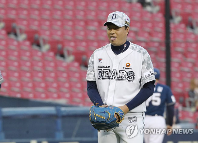 (서울=연합뉴스) 19일 오후 서울 송파구 잠실구장에서 열린 2019 신한은행 마이카 KBO리그 NC 다이노스와 두산 베어스의 경기 4회 초 2사 1,2루. 두산 선발 이영하가 실점하지 않고 이닝을 끝낸 뒤 더그아웃으로 향하고 있다.