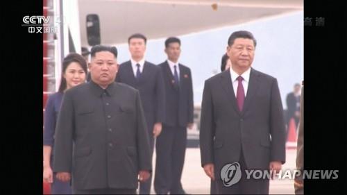 (서울=연합뉴스) 시진핑(習近平) 중국 국가주석이 20일 평양 순안공항(평양국제비행장)에 도착해 김정은 북한 국무위원장과 함께 북한 인민군 의장대를 사열하고 있다. 2019.6.20 [CCTV 화면 캡처. 재판매 및 DB 금지]