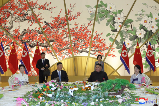 김정은 북한 국무위원장과 시진핑 중국 국가주석이 20일 평양 목란관에서 열린 환영 만찬에서 이야기를 나누고 있다. 왼쪽부터 앉은 순서대로 시 주석의 부인 펑리위안, 시 주석, 김 위원장, 김 위원장의 부인 리설주.  조선중앙통신 연합뉴스