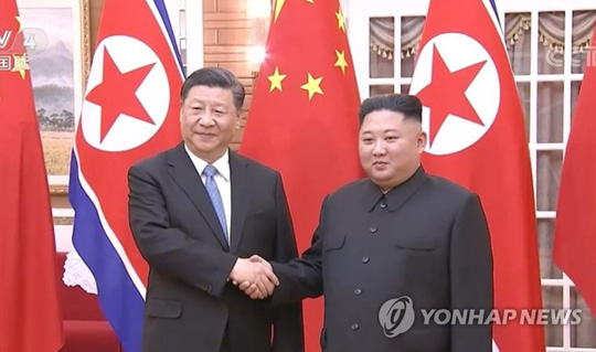(서울=연합뉴스) 평양을 방문한 시진핑(習近平) 중국 국가주석이 지난 20일 평양에서 열린 북중정상회담에 앞서 김정은 북한 국무위원장과 악수하고 있다. [CCTV 화면 캡처. 재판매 및 DB 금지]