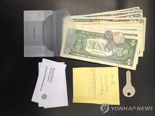 미국 미시간대와 스위스 취리히대, 네덜란드 암스테르담대 등이 참여한 국제 연구진은 40개국, 355개 도시에 ‘잃어버린 지갑’ 1만7천여개를 놓아두고 주운 사람들의 반응을 살폈다. 사진은 연구진이 사용한 잃어버린 지갑의 표본. [AP=연합뉴스]