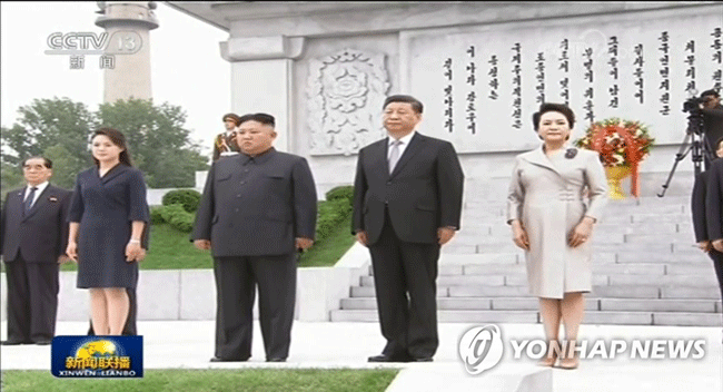 (서울=연합뉴스) 시진핑(習近平) 중국 국가주석과 부인 펑리위안(彭麗媛) 여사, 김정은 북한 국무위원장과 부인 리설주 여사가 21일 평양 모란봉 기슭에 있는 북중 우의탑에서 참배를 하고 있다. 2019.6.21 [CCTV 화면 캡처]