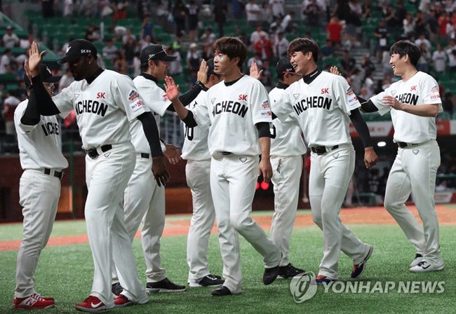 (인천=연합뉴스) 23일 인천 SK행복드림구장에서 열린 프로야구 2019 KBO 리그 두산 대 SK 경기. 3-2 승리를 거둔 SK 선수들이 경기가 끝난 뒤 기쁨을 나누고 있다.