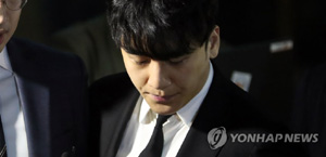 (서울=연합뉴스) 구속영장이 기각된 가수 승리가 14일 밤 서울 중랑경찰서를 나서며 취재진의 질문을 받고 있다. 2019.5.14