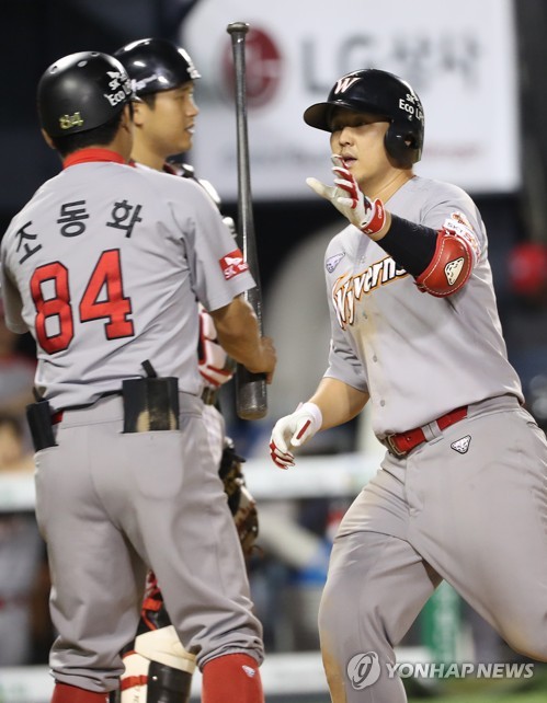 (서울=연합뉴스) 25일 서울 송파구 잠실야구장에서 열린 프로야구 SK와이번스와 LG트윈스와의 경기에서 9회 초 SK 최정이 솔로 홈런을 친 뒤 홈을 밟고 있다.