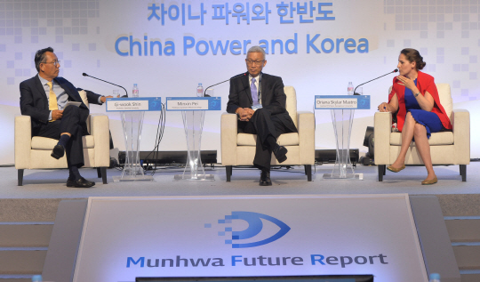26일 서울 중구 세종대로 대한상공회의소 국제회의장에서 열린 ‘문화미래리포트(MFR) 2019’에서 밍싱페이(가운데) 클레어몬트 매케나대 교수와 오리아나 스카일러 마스트로(오른쪽) 조지타운대 안보학 교수가 신기욱(왼쪽) 스탠퍼드대 아시아태평양연구소 소장의 사회로 중국과 한반도 문제를 토론하고 있다.