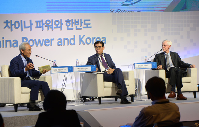 26일 서울 중구 세종대로 대한상공회의소에서 열린 ‘문화미래리포트(MFR) 2019’에서 김종훈(왼쪽) 전 통상교섭본부장의 사회로 오빌 셸(오른쪽) 아시아소사이어티 미·중 관계센터장, 웨이샤오쥔(가운데) 칭화대 마이크로·나노전자공학부 교수가 미·중 무역·기술전쟁에 관해 토론하고 있다.