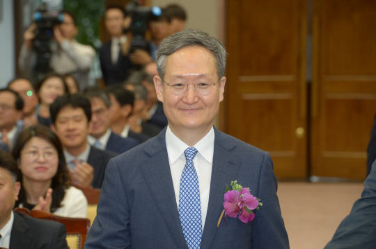 봉욱 대검찰청 차장검사가 27일 서울 서초구 대검찰청에서 열린 퇴임식에서 식장으로 들어서고 있다.