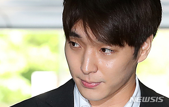 【서울=뉴시스】성폭력처벌법상 특수준강간 등의 혐의를 받고 있는 가수 최종훈. 2019.05.09.