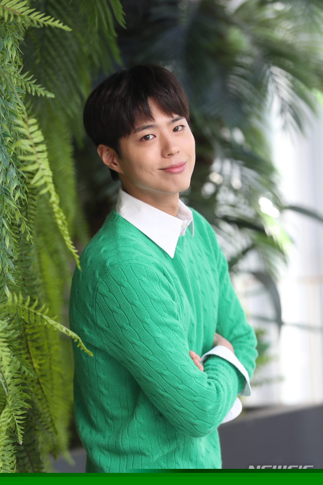 【서울=뉴시스】tvN 수목드라마 ‘남자친구’에서 김진혁 역으로 분한 배우 박보검이 29일 오전 서울 강남구 신사동 한 카페에서 종영인터뷰에 앞서 포즈를 취하고 있다. 2019.01.29.